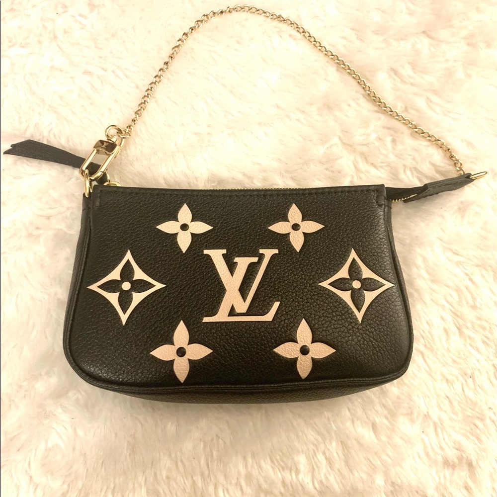 LOUIS VUITTON
Empreinte Monogram Mini Pochette